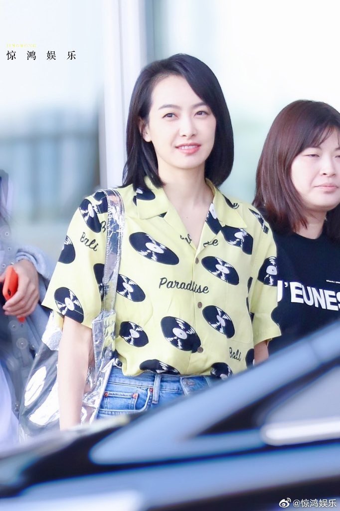 VictoriaSongBRA's tweet photo. [📷] 05.09.19 | Victoria foi vista pela primeira vez após o anúncio do término do seu contrato com a SM. Ela está no aeroporto de Pequim 
#10yearswithVictoria 
#10beautifulyearswithfx https://t.co/q6itbXoO4L