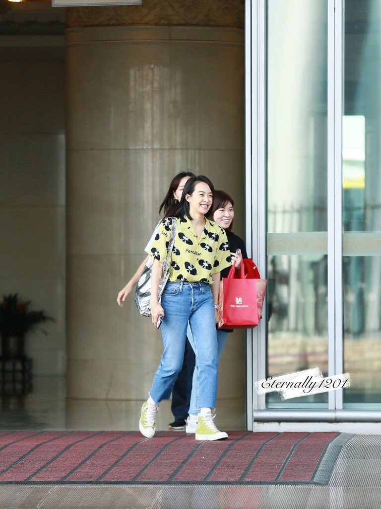 VictoriaSongBRA's tweet photo. [📷] 05.09.19 | Victoria foi vista pela primeira vez após o anúncio do término do seu contrato com a SM. Ela está no aeroporto de Pequim 
#10yearswithVictoria 
#10beautifulyearswithfx https://t.co/q6itbXoO4L