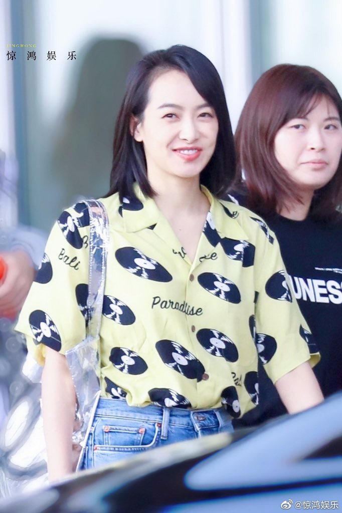 VictoriaSongBRA's tweet photo. [📷] 05.09.19 | Victoria foi vista pela primeira vez após o anúncio do término do seu contrato com a SM. Ela está no aeroporto de Pequim 
#10yearswithVictoria 
#10beautifulyearswithfx https://t.co/q6itbXoO4L