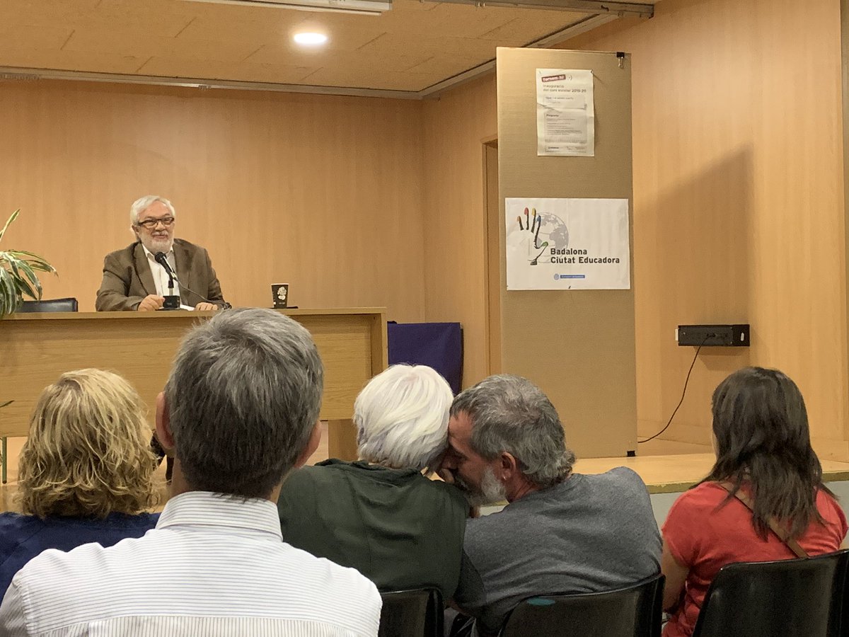 Raq_At's tweet photo. Aprenent del filòsof #JuanManuelDelPozo a #BadalonaCiutatEducadora “Escola i ciutat, aprenentatges compartits”.“Els éssers humans som éssers de valors com els peixos són éssers de l’aigua.Actuen de manera implacable sobre la nostra ment com la gravetat sobre els cossos físics” https://t.co/tVMjp7KRkq