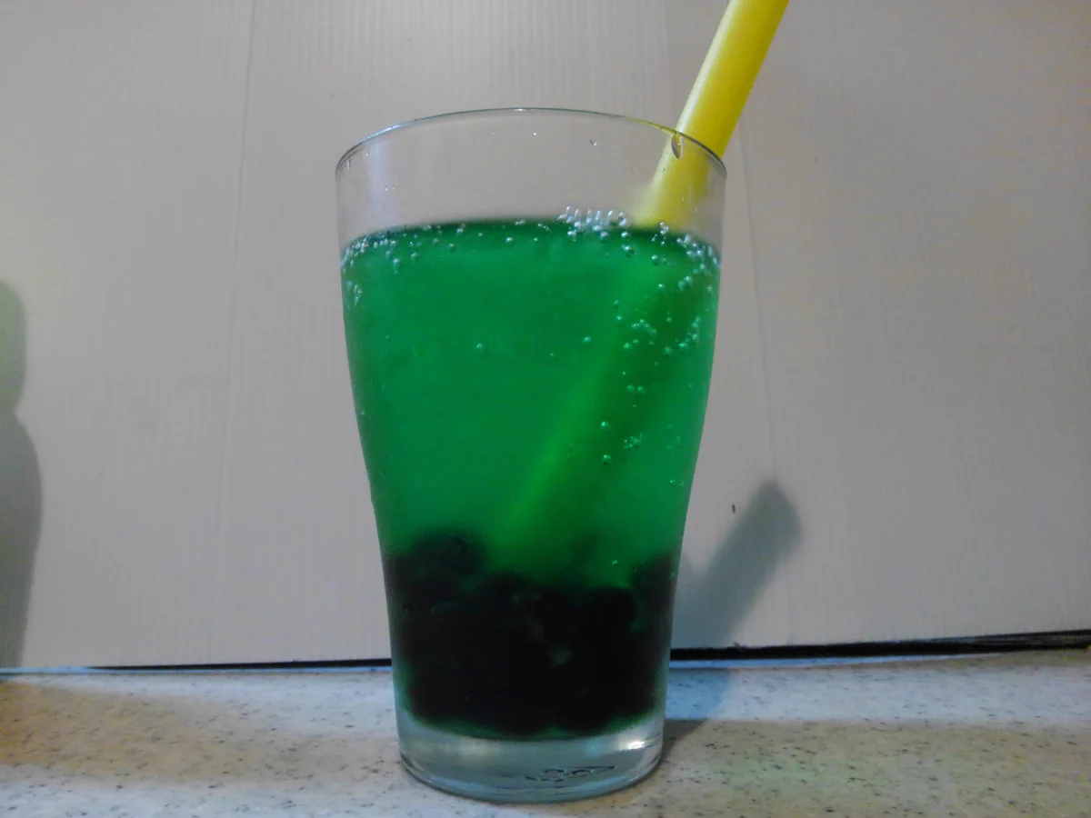 メロンソーダ×タピオカ=？？？言われてみればそれっぽいwww