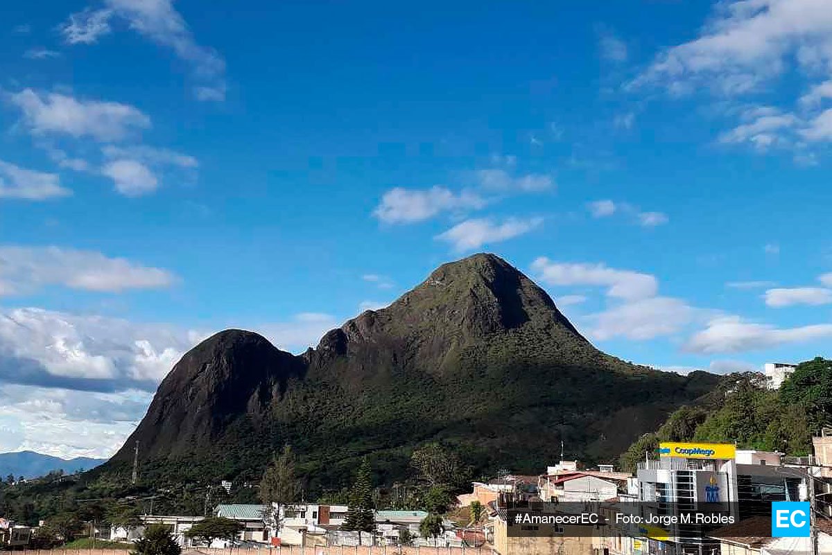 ¡Un excelente jueves! 

Aquí empezamos la jornada informativa. En el #AmanecerEC de hoy apreciamos una postal del cerro Ahuaca visto desde Cariamanga, en Calvas, Loja.

¿Ya enviaste la foto de tu amanecer? La recibimos en cm@elcomercio.com