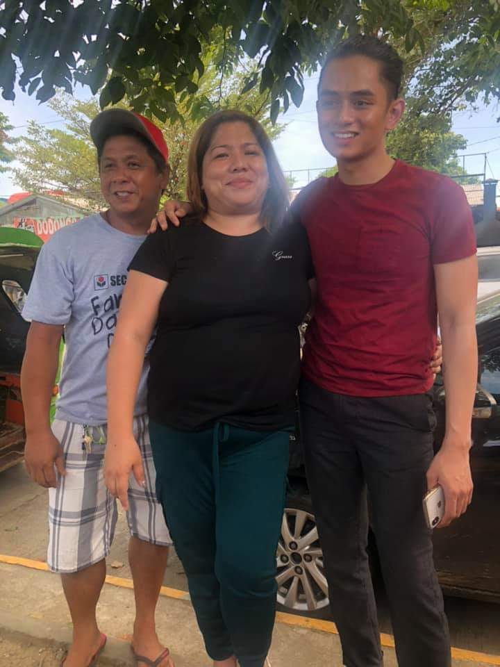 OdronautsC's tweet photo. Salamat @MiguelOdron Riza Odron Daguinod-Ozoa . GOD BLESS 
#nakahirit gihapon pa pic before his flight

#ABSCBNBallFanFave https://t.co/jm6M5hQ6Wh