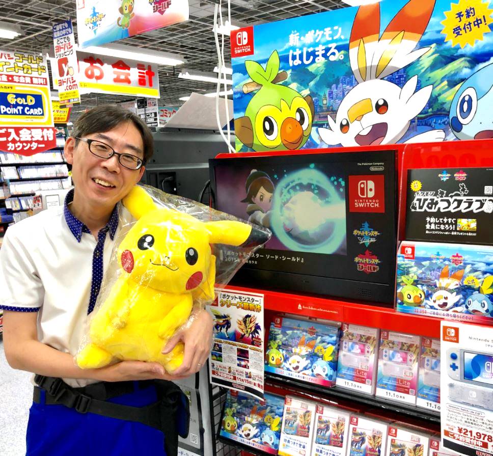 ヨドバシカメラ さいたま新都心駅前店 ポケットモンスター ソード シールド 11 15 金 発売 好評予約受付中 ポケモンキャンプ や カレー 要素 など 新要素も盛りだくさん 予約した方のみが入会できる ひみつクラブ 会員証も