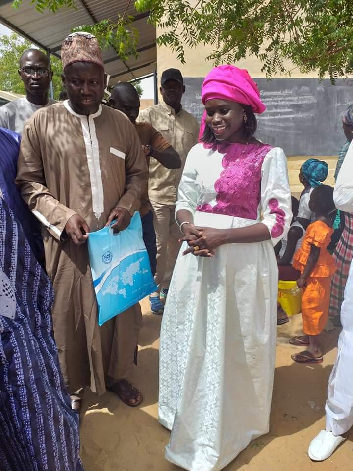 MouhamadouFade8's tweet photo. THERESE FAYE  DIOUF :POSE DES ACTIONS CONCRÈTES POUR LE BIEN ÊTRE DES POPULATIONS DE DIARRERE, DIOHINE,BICOLE, SOBEME,et MBETITTE 
Une enveloppe de 10 millions a été débloquée par la commune de Diarrere pour les dotations en produits pharmaceutiques aux postes de santé. https://t.co/RJ2mhlsCoN