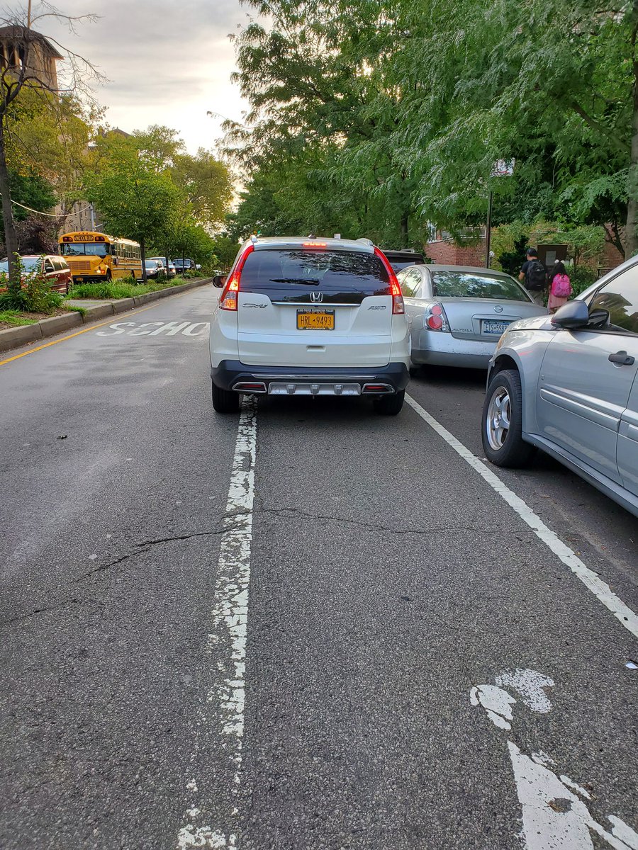 MakeQueensSafer's tweet photo. Double parking in #bikelane at #IS145 #Queens @NYCSchools even AFTER they had a kid killed by #trafficviolence and had another seriously injured. @NYPD115Pct @JacksonHeightsP @jessicaramos https://t.co/2iYr8AVXvq