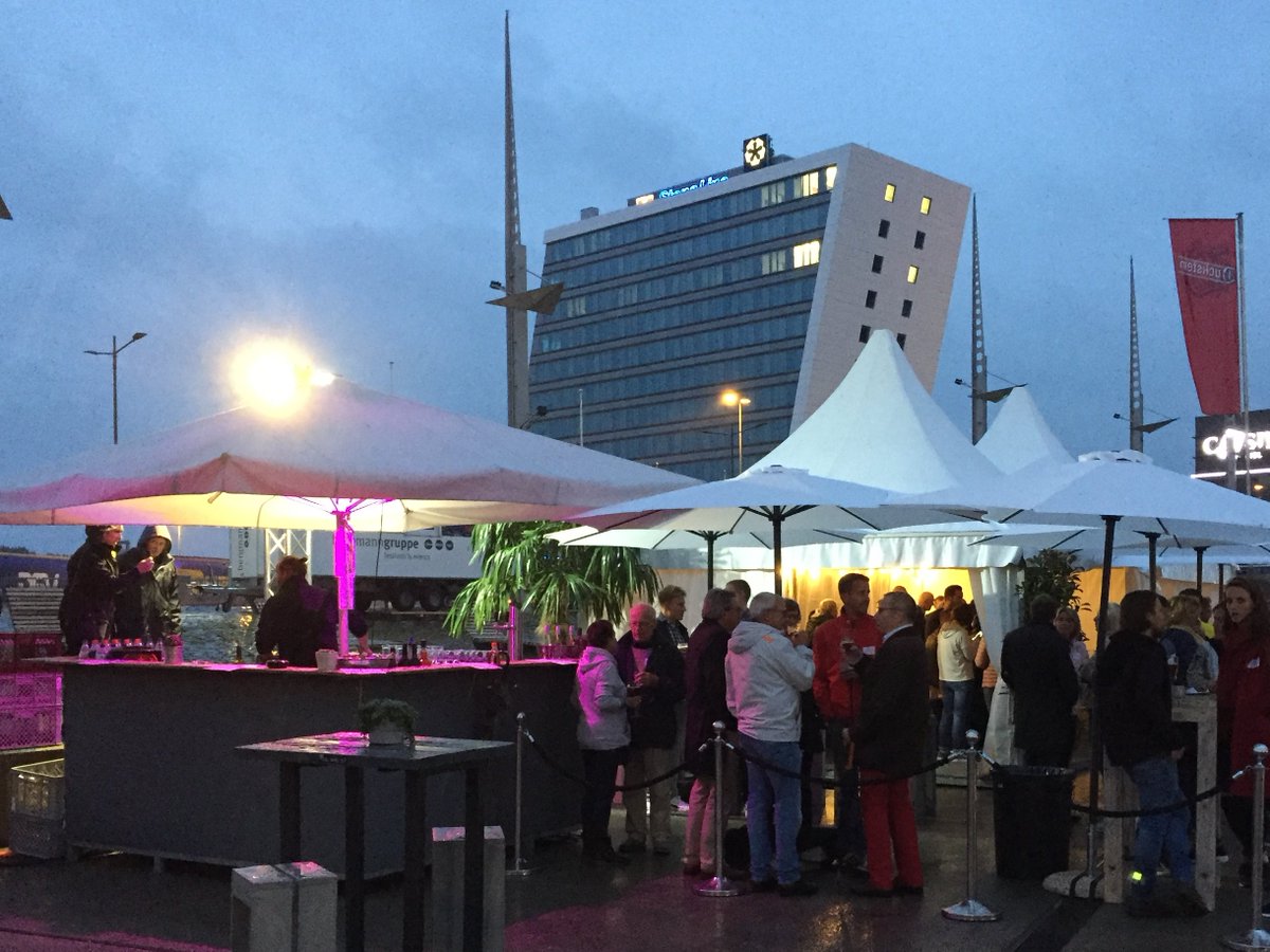 Kiel_Innenstadt's tweet photo. Schön, dass viele gestern dem Regen trotzten☔️, wie es sich für waschechte #Kieler gehört und zur Eröffnung des DUCKSTEIN FESTIVALS am #Bootshafen kamen. Für den Einen oder die Andere wurde daraus ein langer Abend mit jazziger Musik, kühlen Getränken und guten Gesprächen. 🍻🎷 https://t.co/7IoxTjpoKk