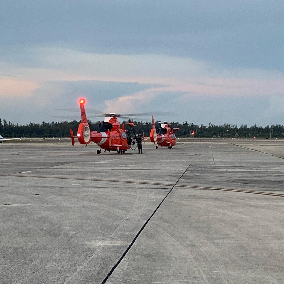 lewass19's tweet photo. A Halo appears as Air Station Miami is off to assist in rescue efforts in the Bahamas. #uscg @commandantuscg @uscg @coastguardfoundation @cbsnews @cnn @hln @nbcnews https://t.co/gYNQtP0M1y