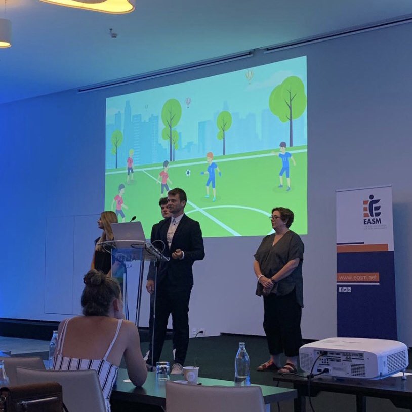 Vijf #sportkunde050 studenten volgden afgelopen week het student seminar van #easm2019 in Sevilla. Zij participeerden in een management game in internationale groepjes. Steffan Reigersberg mocht als finalist een presentatie geven tijdens de conferentie. Knap werk! 👌