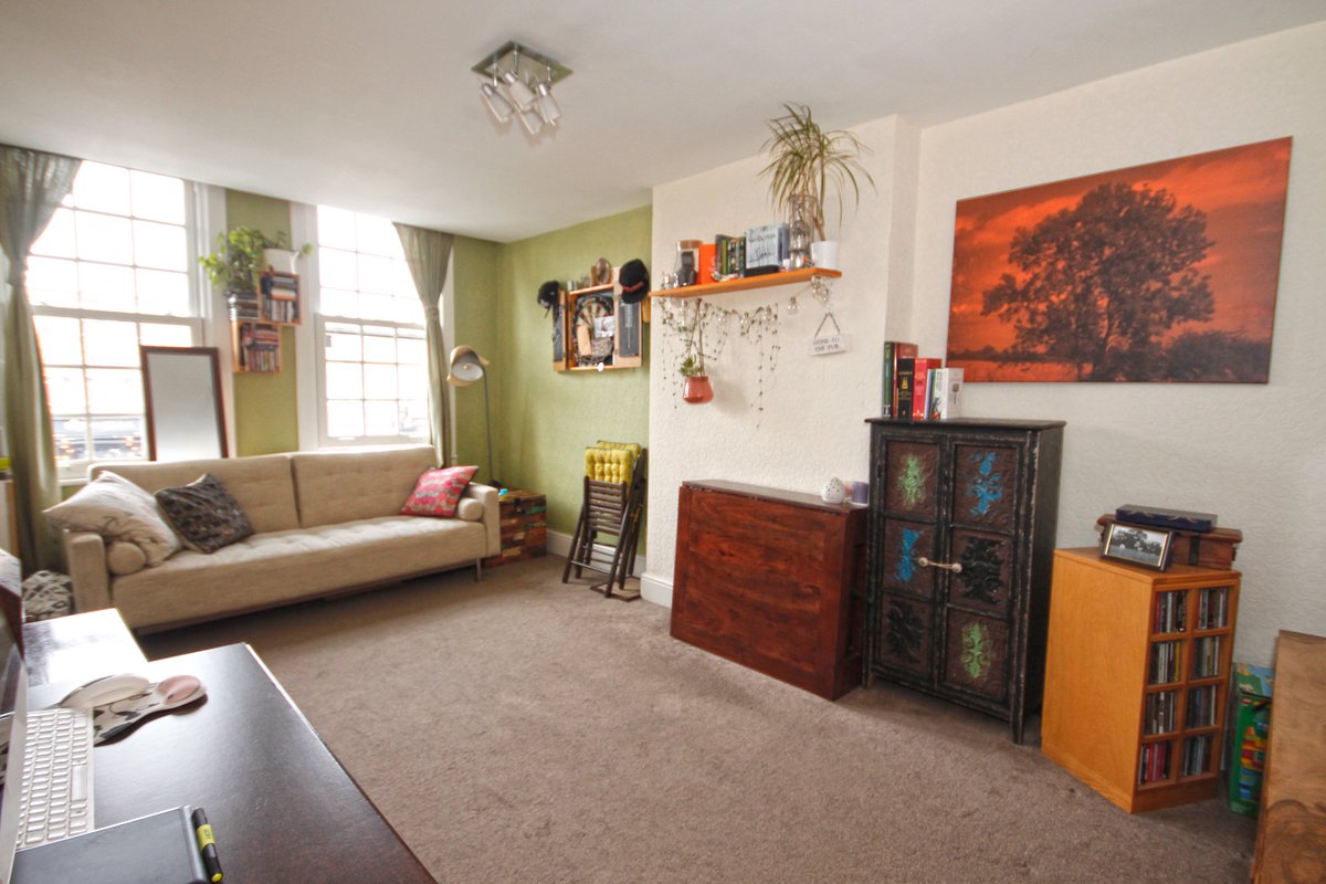 pulvercarr's tweet photo. #ForSale | Uxbridge Road, Hatch End - 1 BED FIRST FLR FLAT, located above the shops in Hatch End's vibrant Broadway.

£235,000

https://t.co/3pyiRJQVlY…/9804291-uxbridge-road-hatch-e…
#pulvercarr #GuildProperty #cometohatchend #hatchend #buytoletinvestments #firsttimebuyers https://t.co/00KJIDmfy8