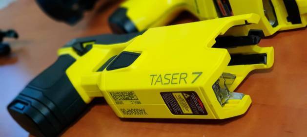 larazon_es's tweet photo. #España | EL SUP exige la pistola eléctrica en la Policía como arma "menos lesiva" ➡ Reclama a Interior que agilice su compra y distribución de esta herramienta que produce “pulsos que paralizan el sistema motor del cuerpo humano” durante cinco segundos https://t.co/lPbeutBezj https://t.co/fUYLqykuHZ