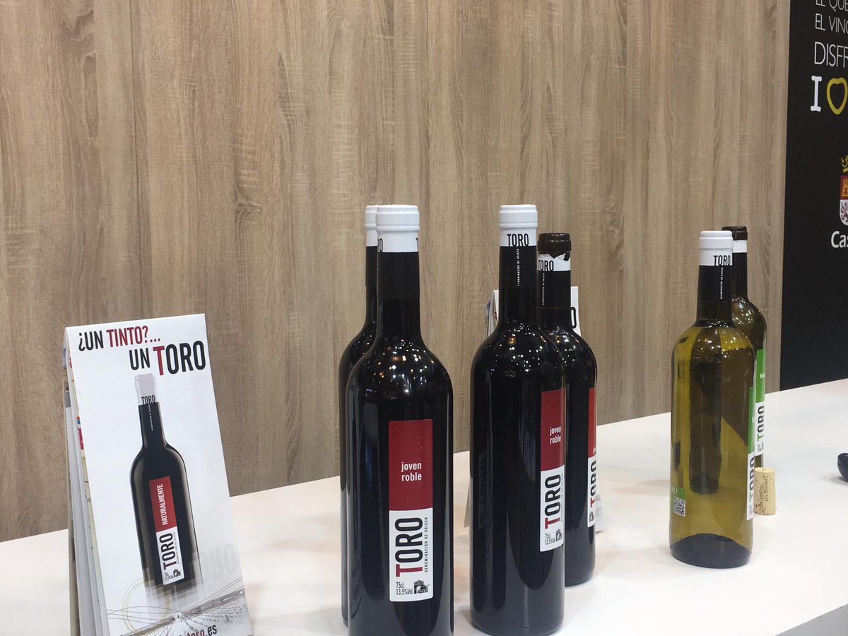 VinodeToro's tweet photo. Hoy estamos en la @feriasalamaq ofreciendo una cata y presentando nuestros vinos de la mano de @tierradesabor. ¡Toda una experiencia enriquedora! #DOToro 😉🍇🍷 https://t.co/QIv7v9FI8L