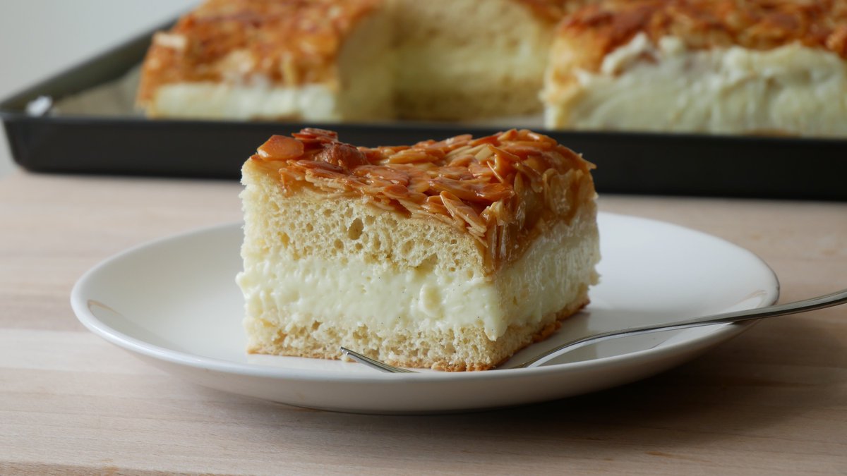 ichkocheheute's tweet photo. Bienenstich Backen #Rezept: https://t.co/7Irhgj1x1k #Bienenstich #BeeStingCake #Kuchen #Cake #Lecker #Delicious #Recipe #Backen #Baking https://t.co/TZ9U1kwrID