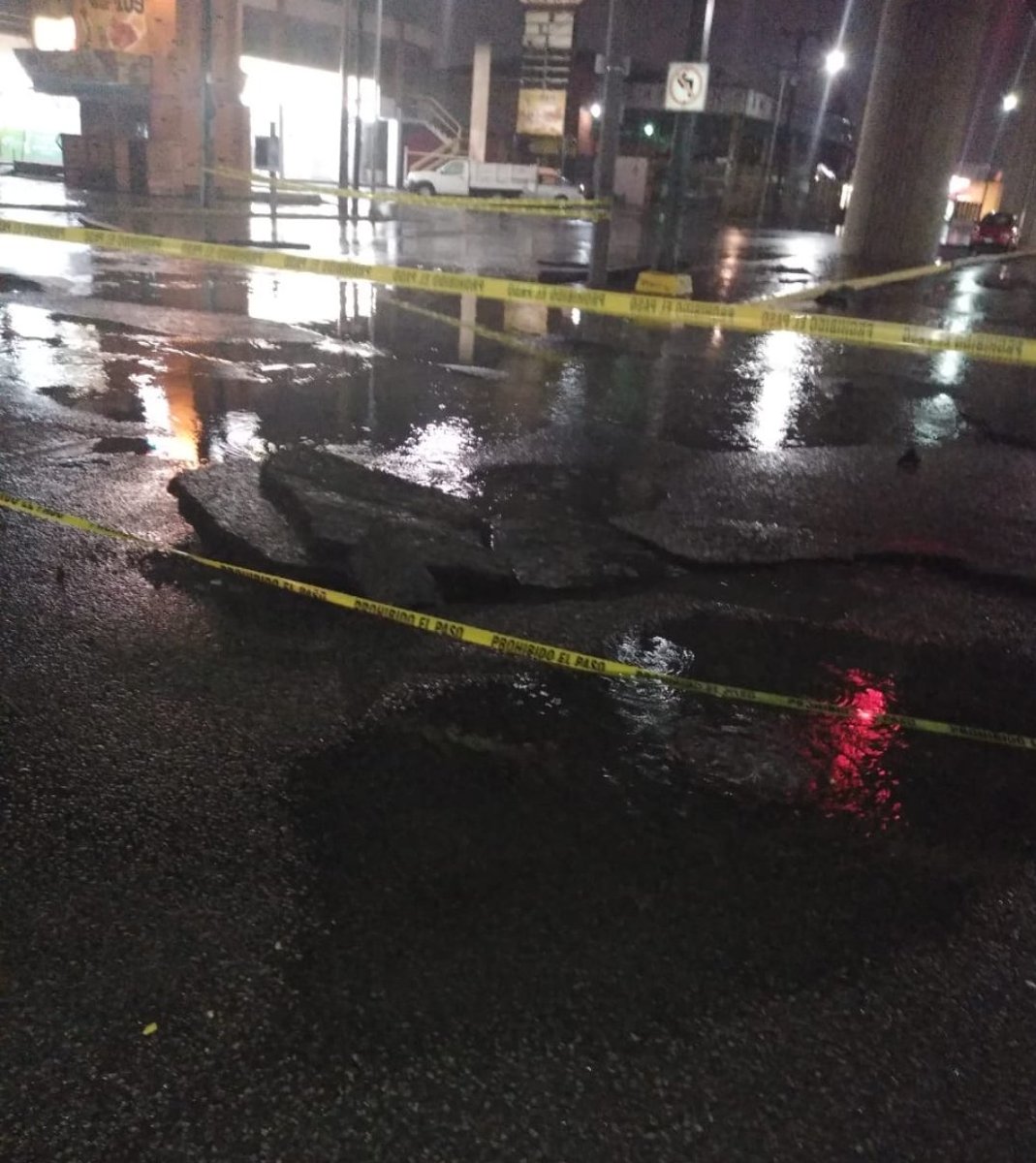 seguridadmtymx's tweet photo. #VialidadMTY Fidel Velázquez y Rodrigo Gómez sé levantó la carpeta tenemos el cierre en la parte inferior por Rodrigo Gómez en ambas circulación.Precaución https://t.co/EMmeFZPcwb