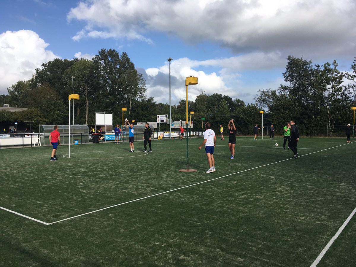 #lekkerinjevel <a href="/VanWijnenGroep/">Van Wijnen</a> sportieve collega’s in actie, te gast bij <a href="/Kortezwaag/">S.O.C Kortezwaag</a>, korfbal clinic bij <a href="/LDODK/">LDODK/Rinsma Modeplein</a> #lol#teamwork#beterworden