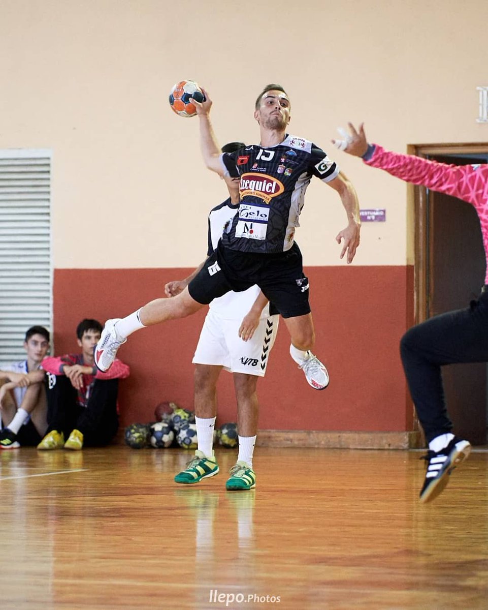 BmCuatroValles's tweet photo. Derrota 23-22 en el partido de ayer frente al @gijonjovellanos . Estuvimos muy cerca de una victoria que se nos escapó en la última jugada. A pesar de eso, muy contentos con el trabajo realizado. #Go4v https://t.co/SPT2NWf4x0