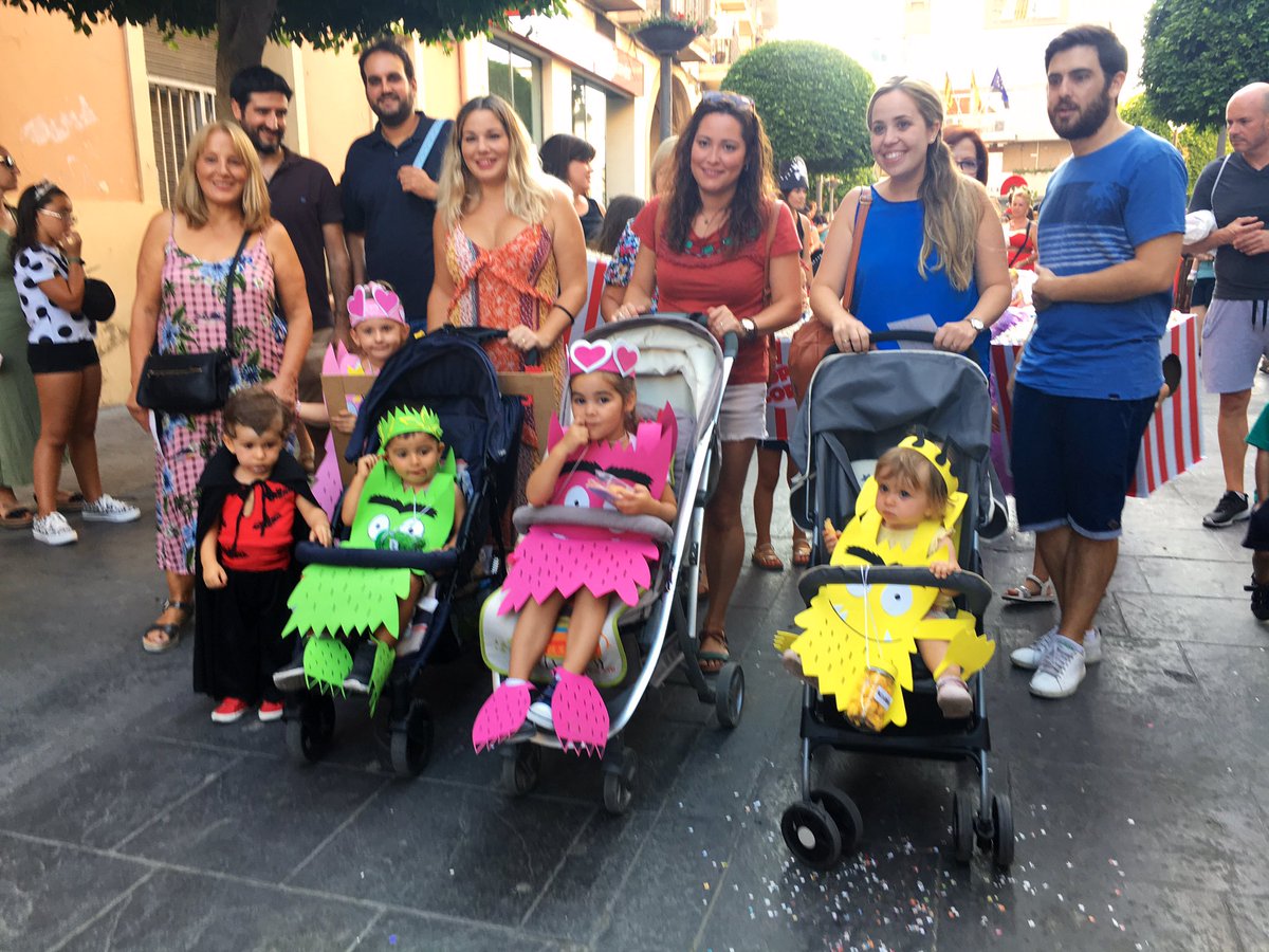 AjMislata's tweet photo. #MislataEnFestes 🥳 Gran ambient pels carrers de #Mislata amb el concurs de #disfresses 👉🏼 Romans, animadores, animals marins, troglodites, ... qui guanyarà?? @ConsellMislata https://t.co/ryedT0XME2
