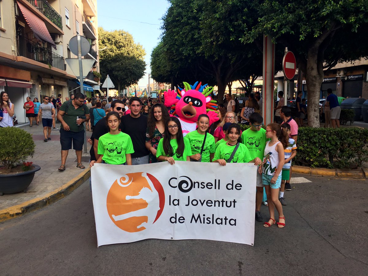 AjMislata's tweet photo. #MislataEnFestes 🥳 Gran ambient pels carrers de #Mislata amb el concurs de #disfresses 👉🏼 Romans, animadores, animals marins, troglodites, ... qui guanyarà?? @ConsellMislata https://t.co/ryedT0XME2