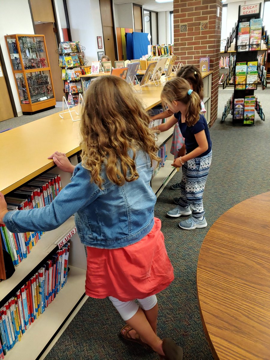 MannLibrary's tweet photo. Are you ready for some READING!  We are ready for some READING! We began checking out books this week to our Bears, Packers and other fans of READING! #oakpark97, #libraries97, #Mannschool, #WeAreD97 https://t.co/NRSKxVEZTt