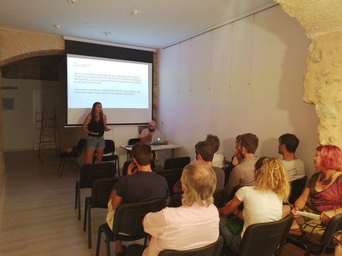 Presentació de la nostra plataforma, a n'aquests moments. Gent de totes les edats preocupats pel projecte.