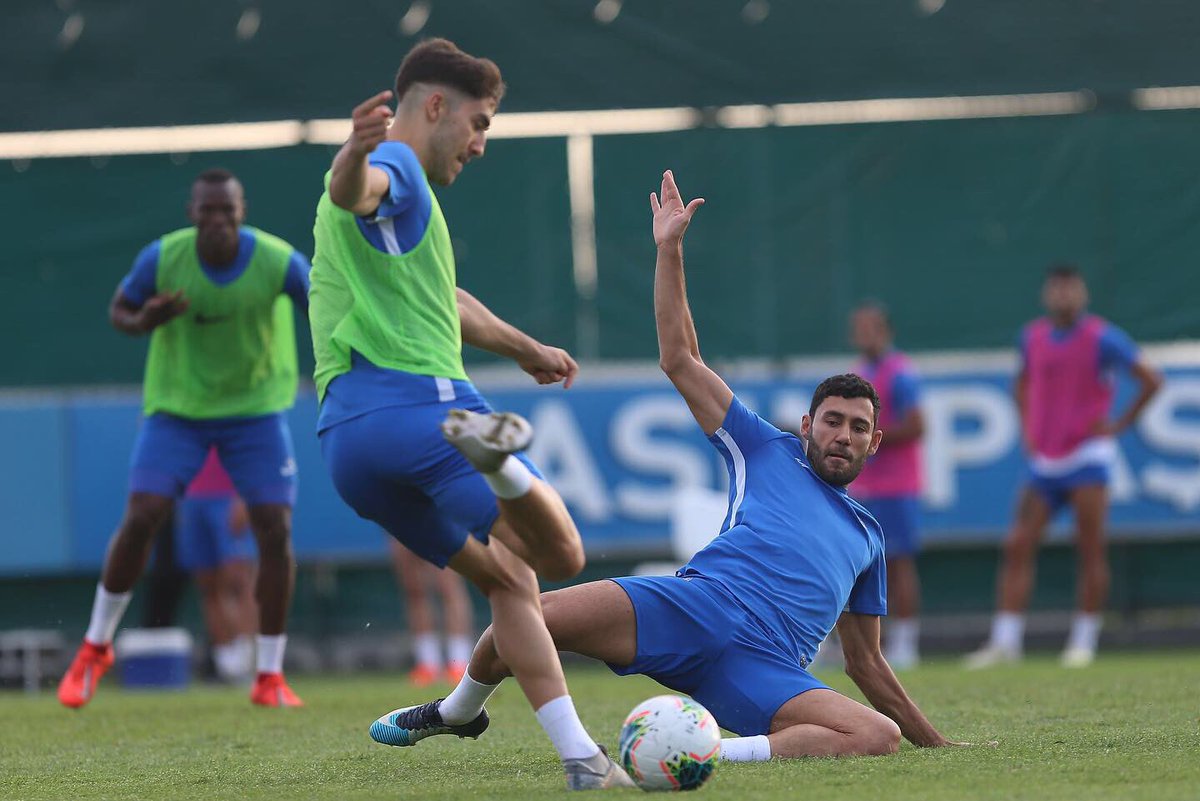 kasimpasa's tweet photo. 📝✅ Kasımpaşamız, milli maç arasında çalışmalarına Kemerburgaz Tesislerimizde yaptığı akşam antrenmanı ile devam ediyor.

#Kasımpaşa🔵⚪️ 
#SüperLig https://t.co/1mWmjO0pQo
