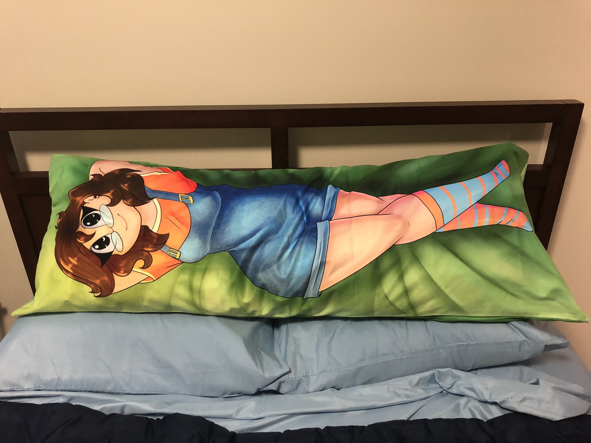 “Behold, the female body pillow of @Saberspark! 