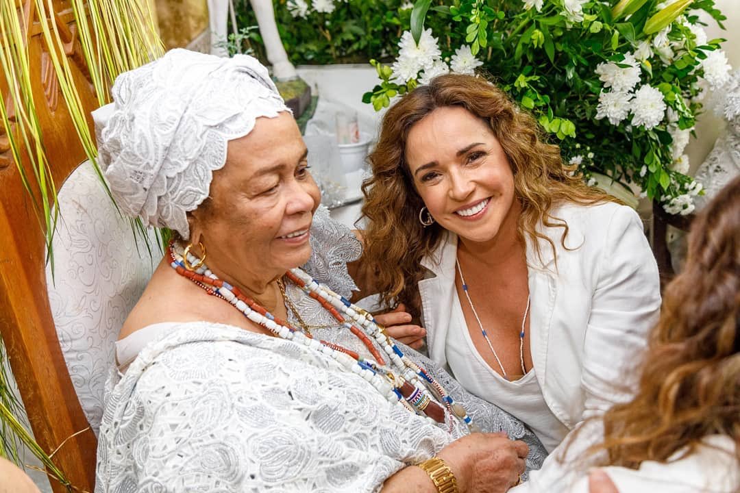 O álbum Obatalá é para homenagear Mãe Carmem, nossa mais importante iyalorixá, a senhora do terreiro do Gantois. Motumbá, minha mãe Carmem! #Obatalá #album #mãecarmem #Gantois #danielamercury #axé #disponivelemtodasasplataformasdigitais