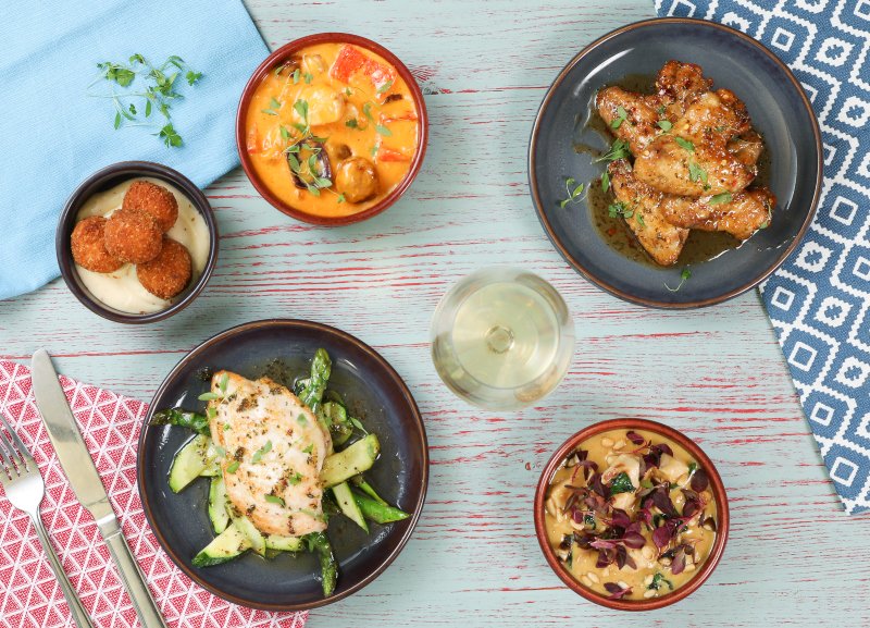 Our idea of a perfect Thursday evening... Tapas, a nice glass of wine &amp; great company 😊  latasca.com/bookatable/