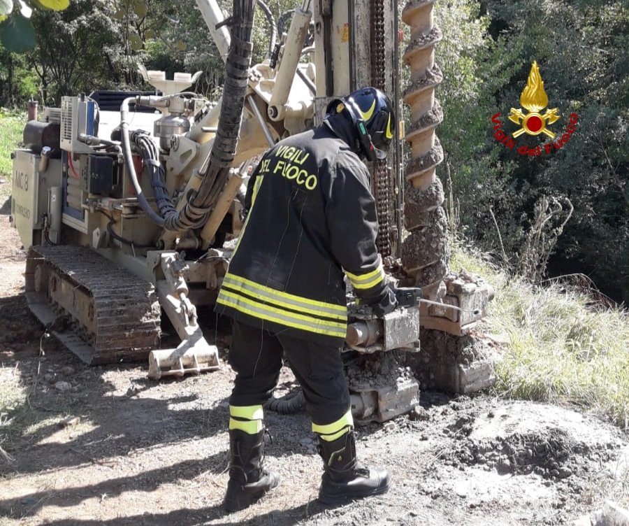 vvfveneto's tweet photo. #5settembre 12:30 #IsolaVicentina(VI), perdita di #gas metano  da una tubazione a media pressione causata durante i lavori di trivellazione di un argine.  Primo intervento dei #vigilidelfuoco per ridurre la perdita e creare una zona di sicurezza fino alla chiusura delle valvole https://t.co/7Ure8IJIeu