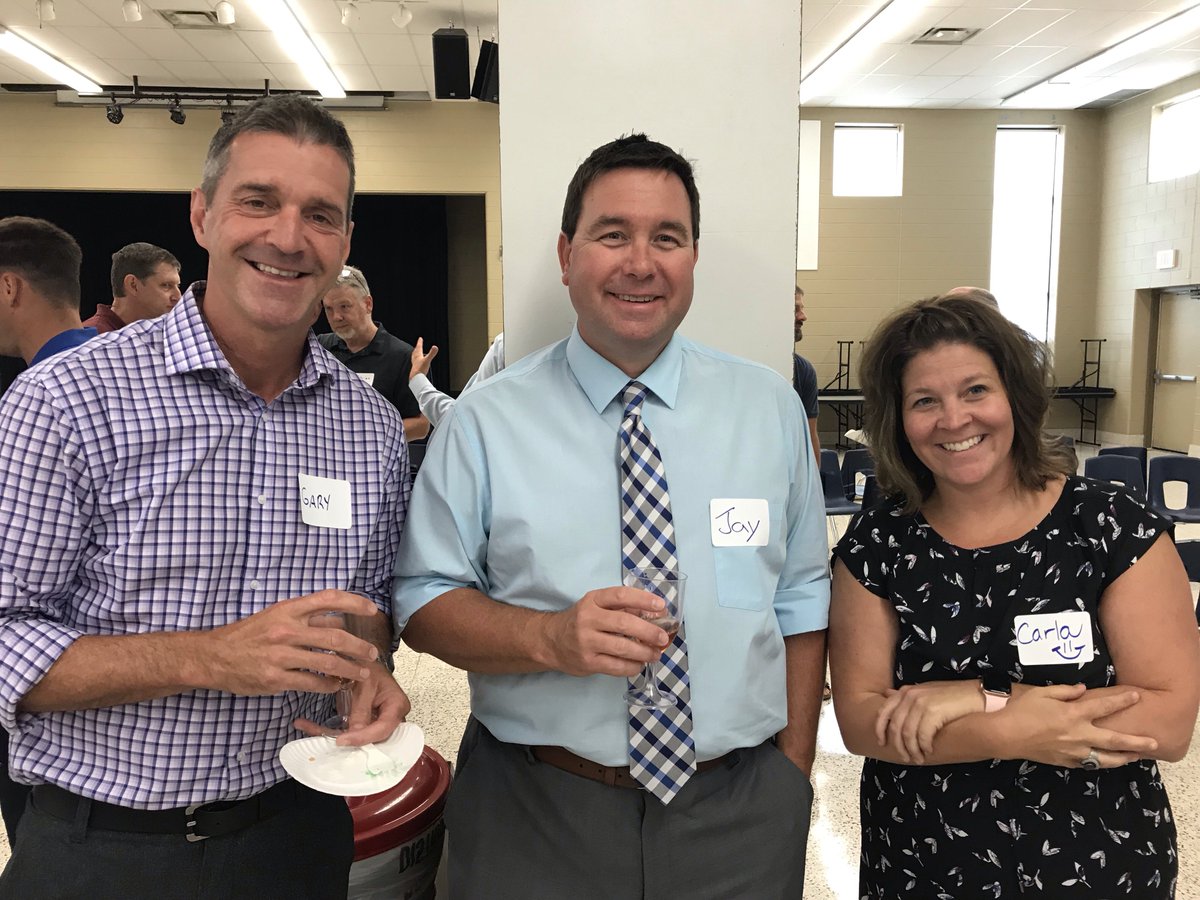 EdenHighDSBN's tweet photo. We welcomed new and returning staff at yesterday’s #meet&amp;greet with bubbles(non-alc, natch) and cake! #flyerfamily #flyermeup #cantbeatcostcocake #19newstaff #learningnames https://t.co/ib6rOYYaY4