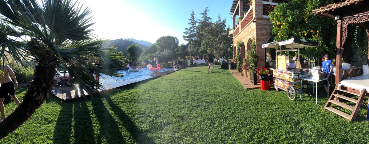 salchicheros's tweet photo. ¡No se cumplen 18 años cada día y por eso la fiesta debe ser auténtica! 
Nada mejor que 🌭frankfurts y patatas 🍟en una pool party... muy 🔝
.
¿Queréis una fiesta como esta? ➡️ https://t.co/I9cSzstSDy 
.
#salchicheros #casavalles #elautenticofrankfurt #eventos https://t.co/8KHMOeJCQx