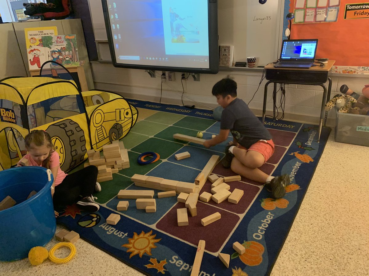 MorahLesa's tweet photo. Creative Station! #creativity #teamwork #criticalthinking @Providence_ES #VBPioneerPride https://t.co/89sxZ9BOBs