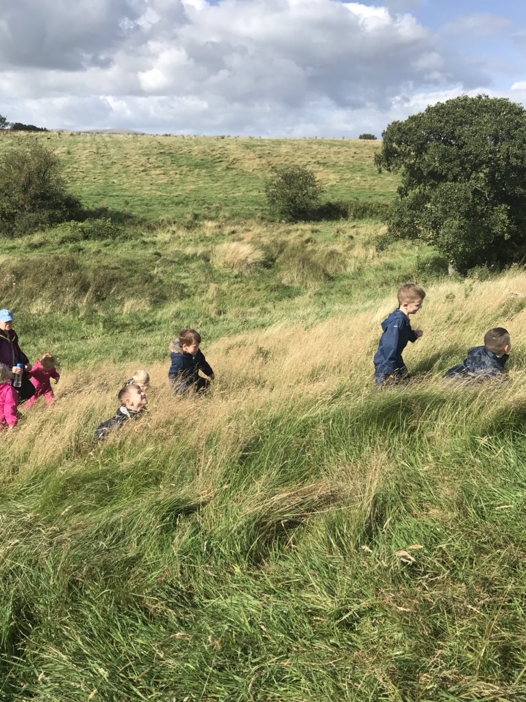 SalinePS's tweet photo. P1/2 were exploring slightly further from the school today. Finding berries, nettles, dock leaves, trees to swing on and of course muddy puddles to investigate. #knowyourarea #naturalfirstaid #risktaking #makingnaturalconnections 🍃 https://t.co/l57CowMN4e
