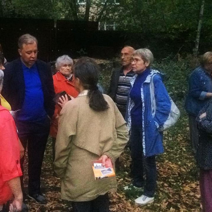 Прямо поверх него, над теплотрассой высокого давления власти хотели сделать пешеходный переход, наплевав на все соображения безопасности. Лишь упорная борьба общественных активистов помешала реализовать эти планы.
