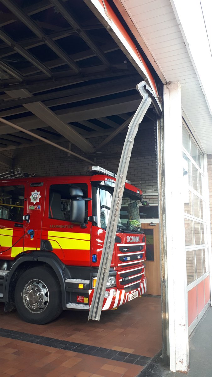 Oops @HWFireLeominstr I think you should have waited a little longer to drive out ......😂😂😂 <a href="/UKFireHumour/">UK FirefighterHumour</a> <a href="/UKCopHumour/">UK Cop Humour</a>