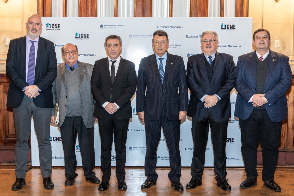 debatear2019's tweet photo. #EleccionesArgentina  1º Audiencia | #DebateAr2019 Concurrieron los representantes de los candidatos para ratificar su intención de debatir. https://t.co/KstWs9c8P2