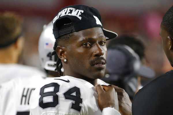 Folks around the league reportedly believe the Raiders have a plan to void the $30 million of guaranteed money in Antonio Brown's contract, making him a free agent. 😳

More: cmplx.co/PplblCi