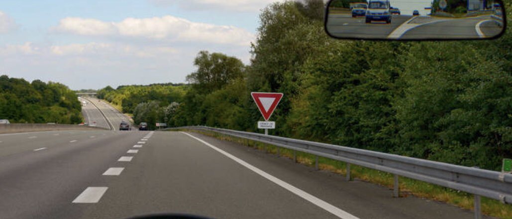 TGVDuplex's tweet photo. Ceci est une voie d’ACCELERATION ! 
#CestToutMerci #RepasseTonCode https://t.co/QXyLYKPpsc