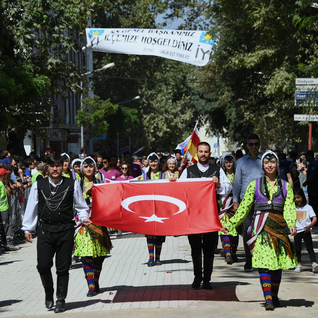 meral_aksener's tweet photo. Başta Gazi Mustafa Kemal Atatürk olmak üzere millî mücadelede şehit olanları, bu ülkeyi bize hür, bağımsız bırakanları onurlandırmak ve şükranla anmak için Susurluk'un 97. kurtuluş yıl dönümü törenlerine katıldık. https://t.co/TFJPM19LPq