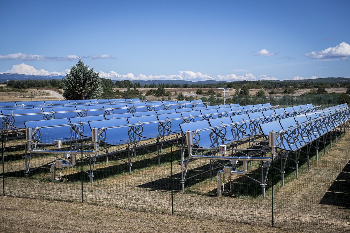 armeedeTerre's tweet image. Quand les bérets verts s’engagent pour un monde plus vert 👊✅. @florence_parly a inauguré au #2REG, la mise en place d’un champ solaire thermique haute température. Exemple de l’attention portée par l’@armeedeterre à la sauvegarde de l’environnement ➡️ defense.gouv.fr/terre/actu-ter…