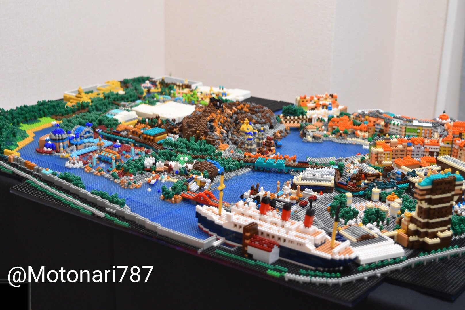 Motonari787 ナノブロック 作品19 11 Tokyo Disneysea 19 昨日開園18周年を迎えた東京ディズニーシー全景をナノブロックで再現しました 製作宣言から6年かけ ようやく完成しました 配色にかなりこだわっています ナノブロック Tds Motonari787 ナノブロック 作品19 11 Tokyo Disneysea 19 昨日開園18周年を迎えた東京ディズニーシー全景をナノブロックで再現しました 製作宣言から6年かけ ようやく完成しました 配色にかなりこだわっています ナノブロック Tds