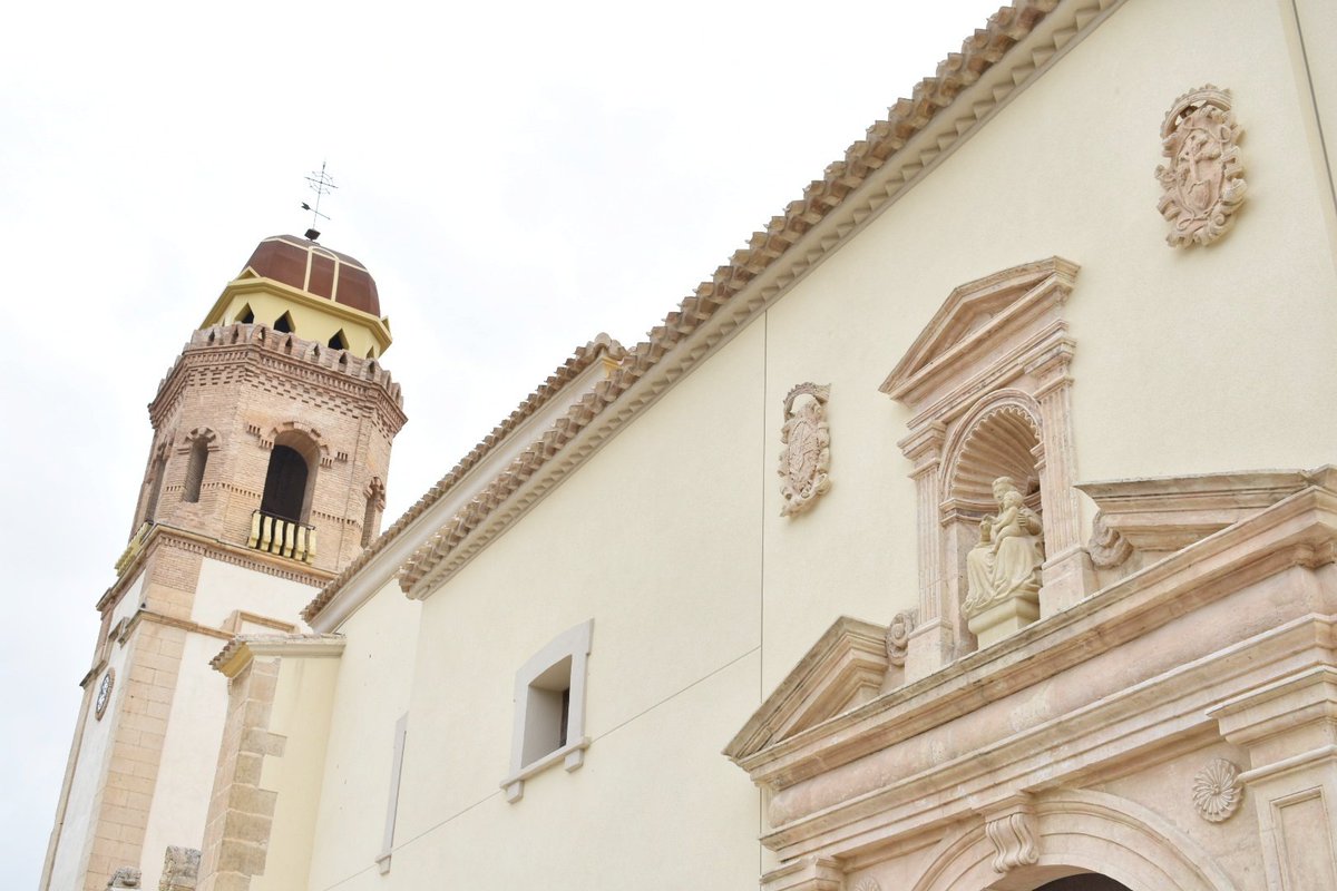 CulturaLorca's tweet photo. Esta mañana se presentaba la nueva talla de la Virgen de las Huertas situada en la hornacina de la puerta de acceso al Convento. Obra realizada por la escultura Paca Molina y donada por la @vdelashuertas #CulturaLorca https://t.co/4NlIPwrQtc