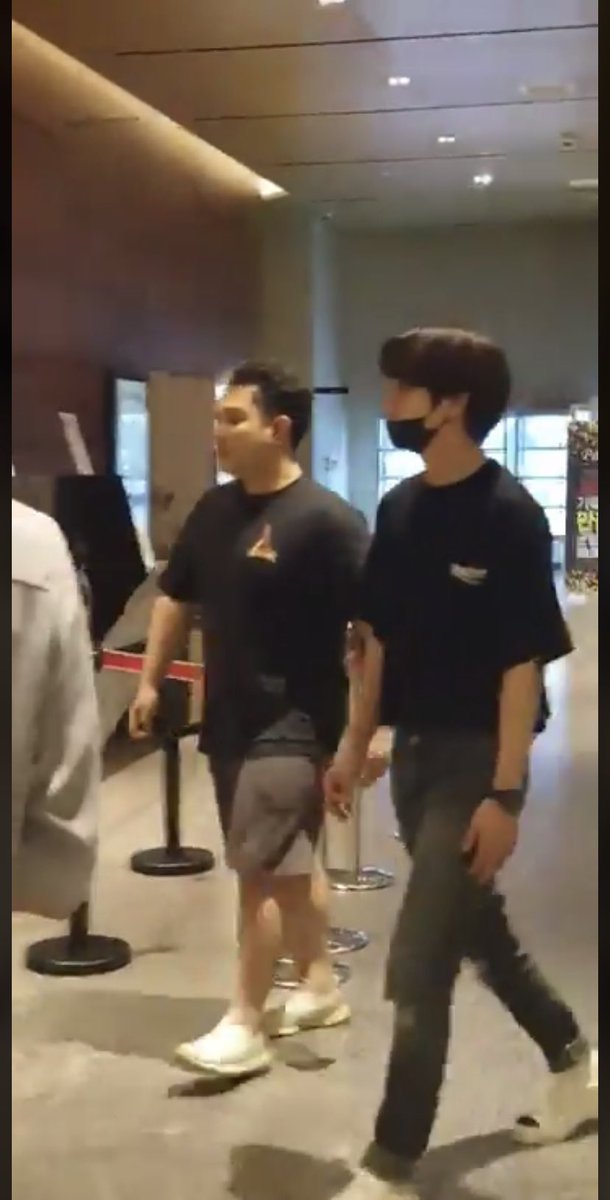 나 홍기형이 선물한 옷 입고 홍기형 콘서트 보러 간 종여니 넘 사랑하는데 오늘 민요니가 선물한 티 입고 민여니 보러간 종여니도 너무 사랑해버릴거같아