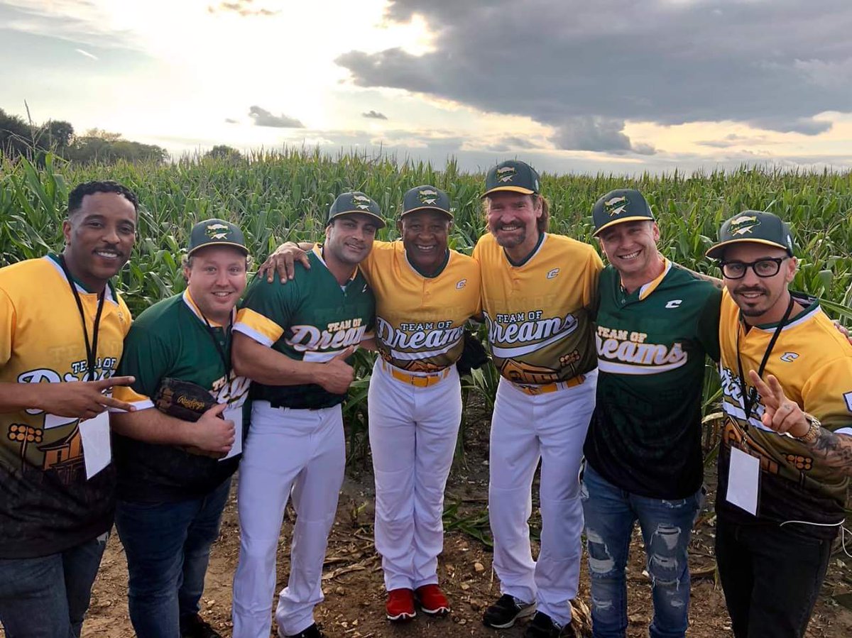 Was a pleasure to be with  @fodmoviesite this past weekend.
@ChickenMan3010 is also one of the coolest dudes ever. The @HOVG gang were a blast as well. 
#sandlot 
#fieldofdreams 
#halloffamers
#Iowa