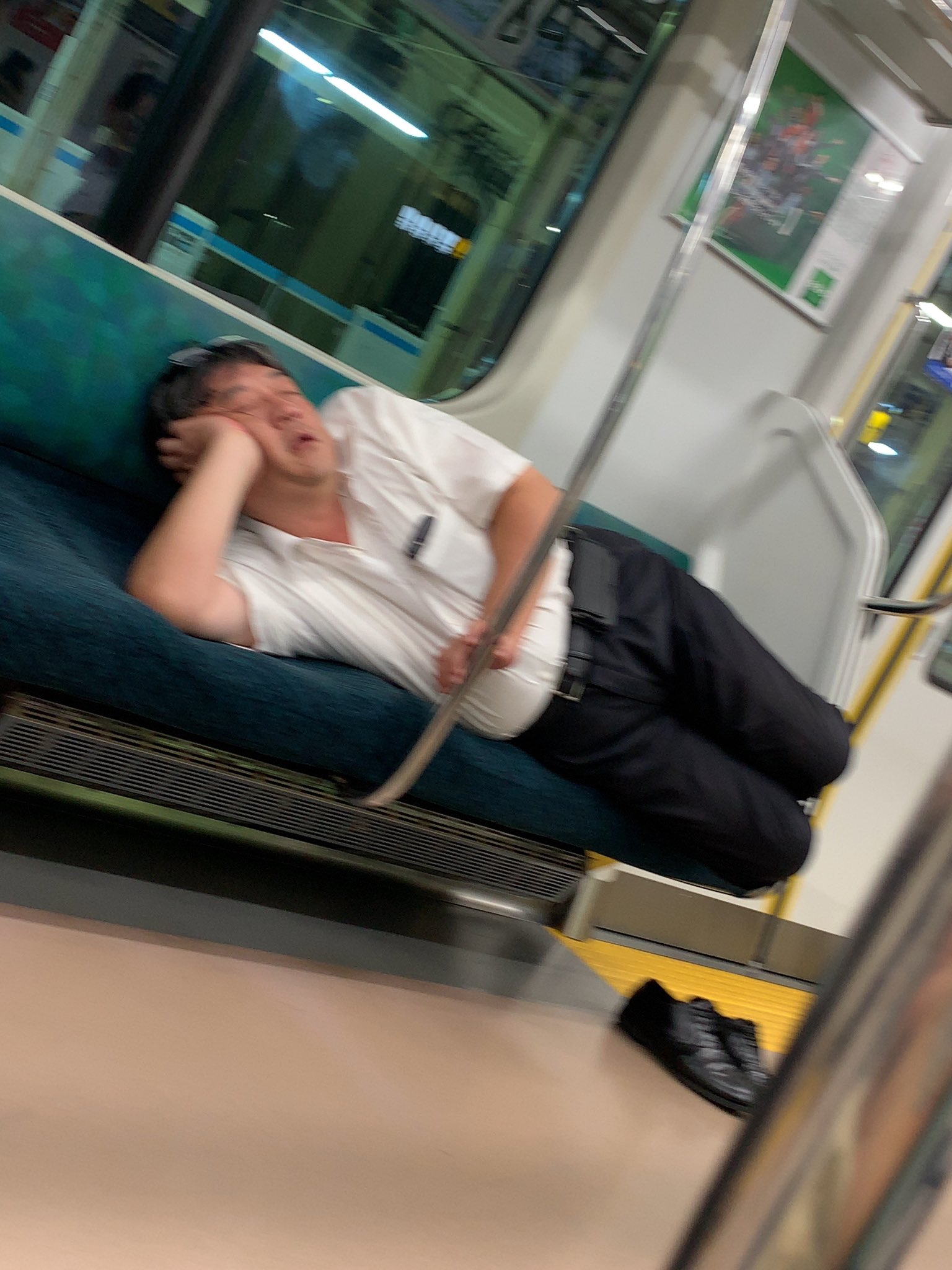 呟きは所詮戯言 酔っぱってりゃ何しても良い訳じゃない 自宅じゃないんだから 電車マナー ただの酔っ払い 爆睡 大 迷惑 誰も近寄らない T Co Ej7vx5k5lx Twitter