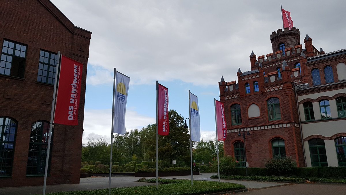 hwkdortmund's tweet photo. Aus insgesamt elf Nationen sind heute Vertreter der #UEG im Bildungszentrum #Hansemann der #HWK #Dortmund zusammengekommen. Für das zweitägige Treffen stehen u.a. Gespräche über #Auslandspraktika und verschiedene Diskussionsrunden an.
#Handwerk #International #hwkde #Zukunft https://t.co/WiHeD9mQml