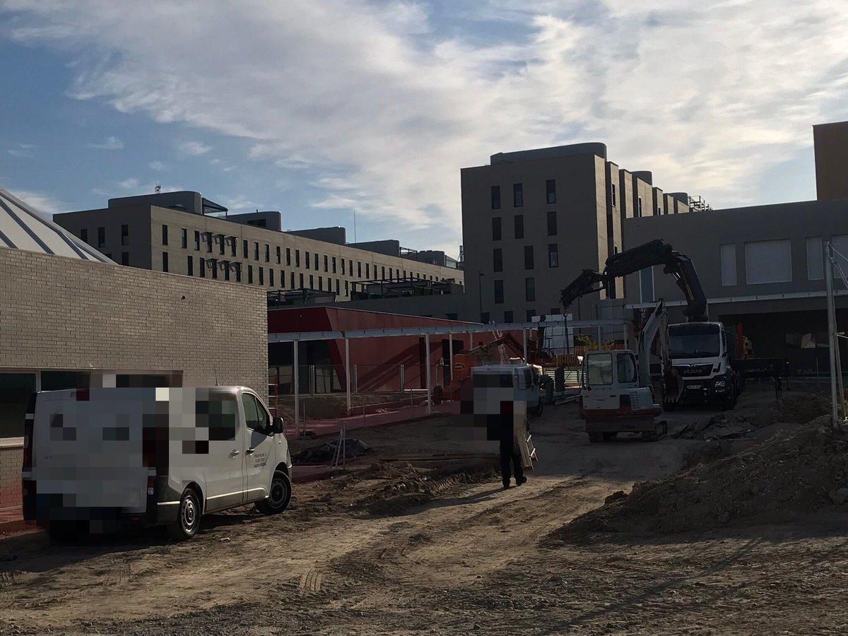 VfaFdez's tweet image. Hoy reunión en el @CervantesGetafe para alumn@s de 3 años.Peques que irán el lunes a un edificio que no han podido enseñarnos por NO ESTAR TERMINADO(ver fotos).A 3 días y hoy sigue habiendo vallas, máquinas, polvo...Llevamos 4 AÑOS DE OBRAS!!BASTA YA!!#CEIPCervantesGetafeCompleto