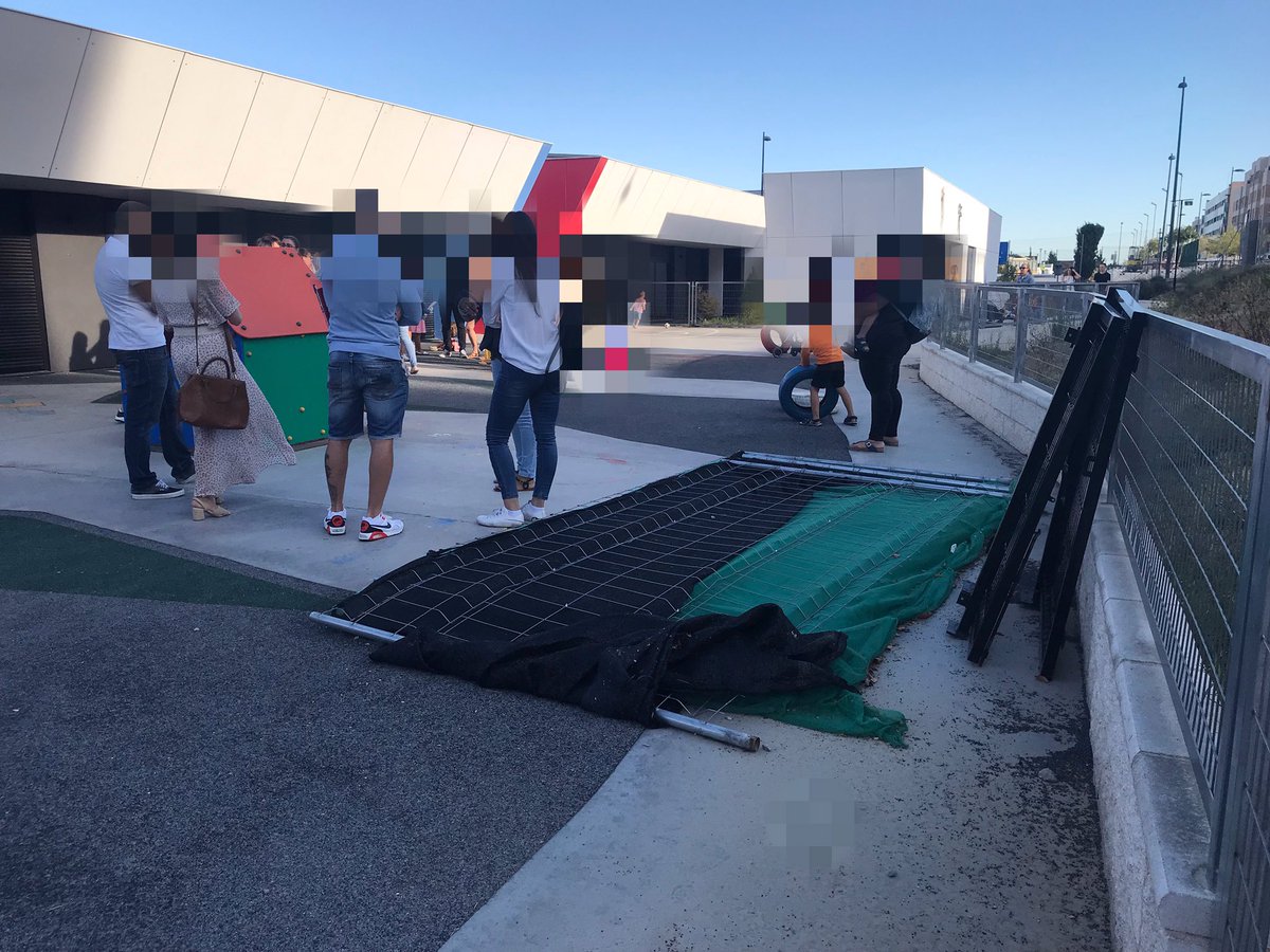 VfaFdez's tweet image. Hoy reunión en el @CervantesGetafe para alumn@s de 3 años.Peques que irán el lunes a un edificio que no han podido enseñarnos por NO ESTAR TERMINADO(ver fotos).A 3 días y hoy sigue habiendo vallas, máquinas, polvo...Llevamos 4 AÑOS DE OBRAS!!BASTA YA!!#CEIPCervantesGetafeCompleto