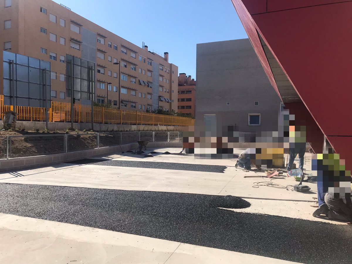 VfaFdez's tweet image. Hoy reunión en el @CervantesGetafe para alumn@s de 3 años.Peques que irán el lunes a un edificio que no han podido enseñarnos por NO ESTAR TERMINADO(ver fotos).A 3 días y hoy sigue habiendo vallas, máquinas, polvo...Llevamos 4 AÑOS DE OBRAS!!BASTA YA!!#CEIPCervantesGetafeCompleto