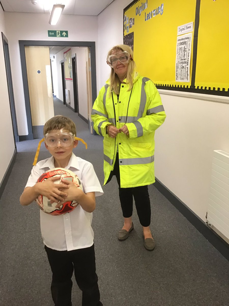 Warddykes's tweet photo. Heading off out to be scientists this afternoon! 🌱🕸🐜🐛🍃😄 https://t.co/3LDX9Bcxwi